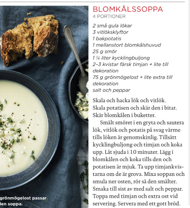 En bild på en tryckt sida med recept på blomkålssoppa, inklusive ingredienser och instruktioner, bredvid en skål med soppa och bröd.