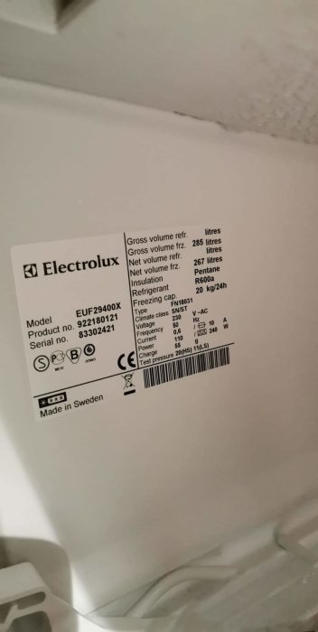 Electrolux frysskåps etikett med modell och teknisk information, synlig isbildning.