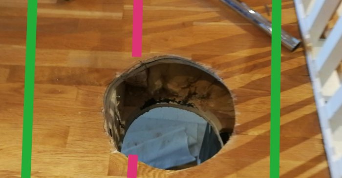 Hål i trägolv med markerade bjälklag; rosa streck för kapad mellanbjälke, gröna för takstolsbjälkar.