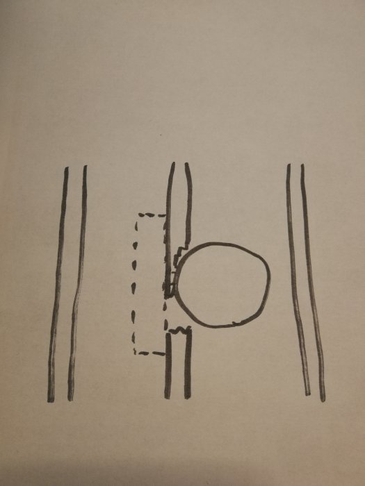 Handritad skiss som visar en väggsektion med ett rör och föreslagen position för en regel markerad med streckad linje.