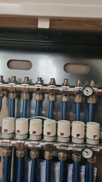 Värmesystem med märkta ställdon och rör, ställdon 4 och 5 framhävs som kalla.