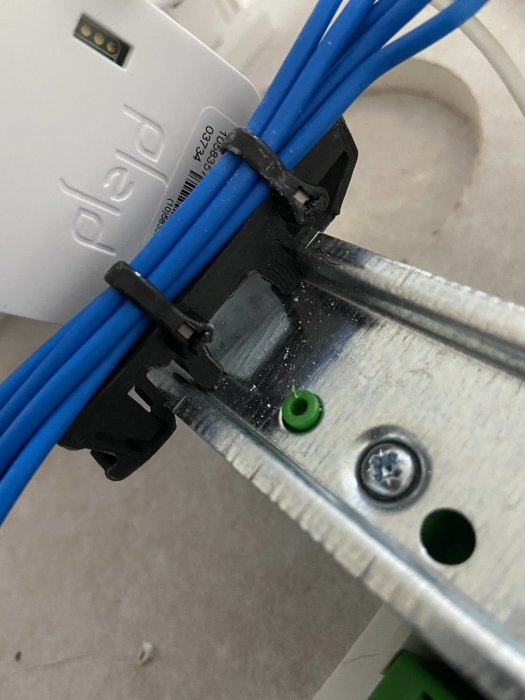 En installation av blå elkablar fastklämda i en potentiell undercentral.