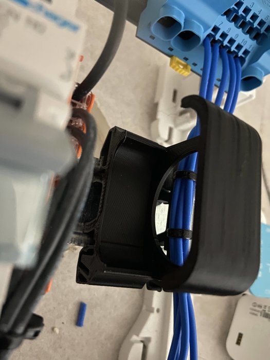 3D-utskrivet munstycke monterat på elektrisk utrustning med kablar och kontakter.