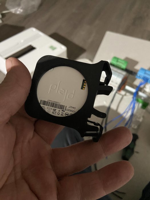 3D-utskrivet svart munstycke hållet i handen med tydliga lager och en QR-kod.