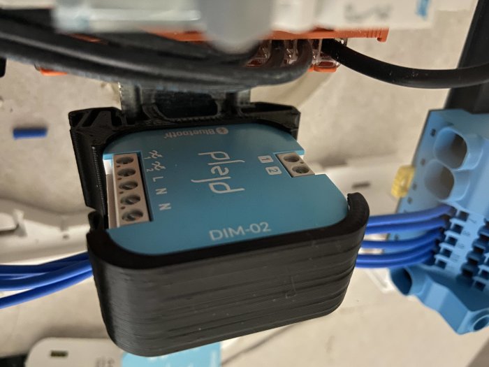 3D-utskrivet objekt monterat på en elektronisk enhet med kablar och kontakter synliga.