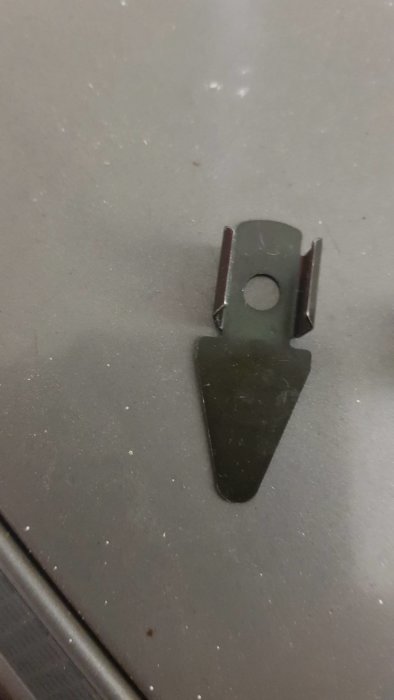 Metalladapter för spjällmotor med ovalt 12mm hål och monteringsflänsar.