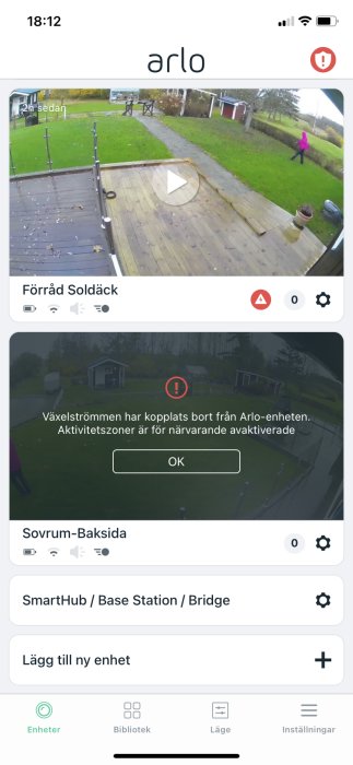 Skärmavbild av Arlo-appen med felmeddelande om avaktiverade aktivitetszoner och livevideoflöde från övervakningskamera.