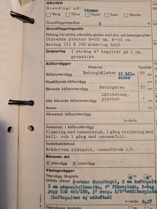 Fotografi av en gammal byggteknisk beskrivning med detaljerad information om grund och källarväggars material och mått.