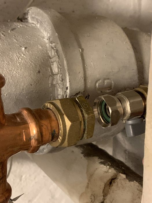 Koppling mellan ett pluggat 22 mm kopparrör och en R15 ballofixventil i en vägginstallation.