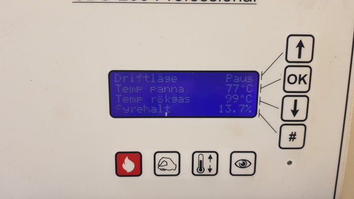 Display på en uppvärmningsanläggning som visar driftläge, temperaturer och syrehalt.