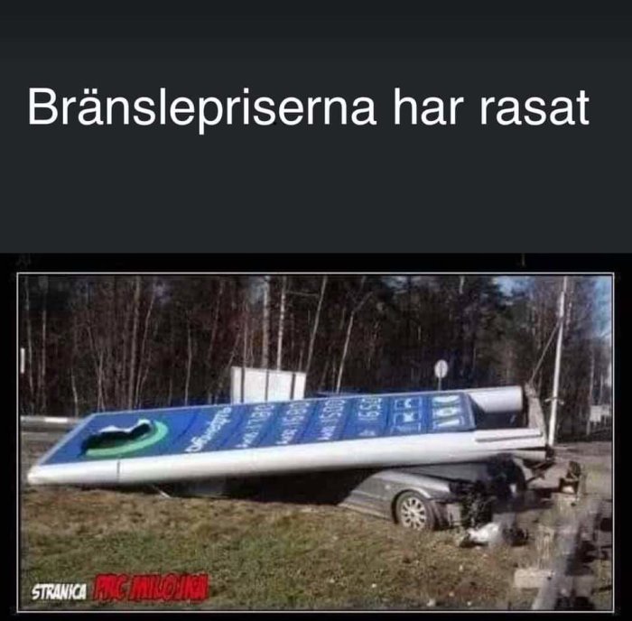 Nedrasad och skadad bensinmacksskylt som humoristiskt illustrerar "Bränslepriserna har rasat" mot en skogbakgrund.