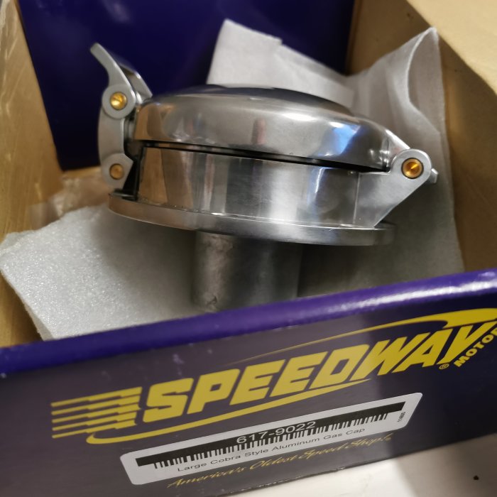 Ett Speedway Motor tanklock i rostfritt stål i sin originalförpackning, köpt på Tradera.