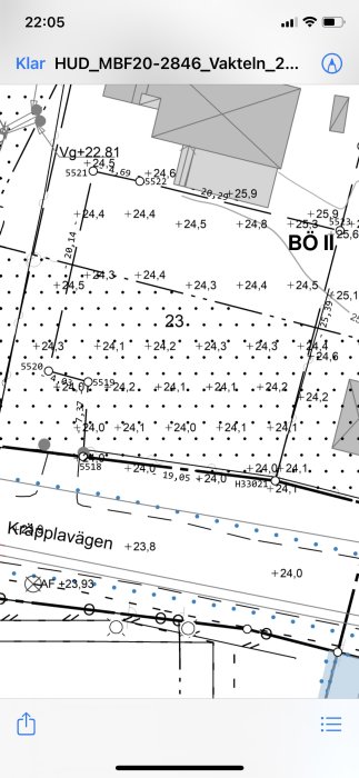 Detaljerad bild på en detaljplan med utmärkta punkter, höjdangivelser och konturer av byggnader.