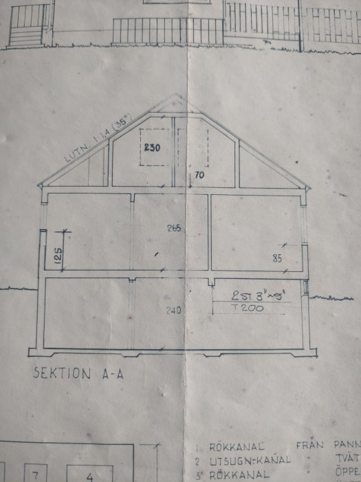 Sektionsritning av hus med måttangivelser och detaljer för byggkonstruktion.