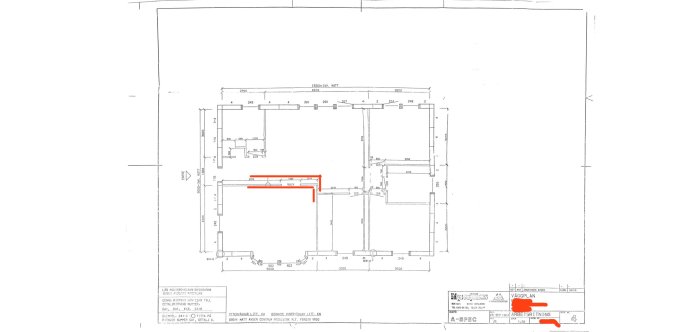 Arkitektonisk ritning av en planlösning med en vägg markerad i dubbla röda linjer för rivning.