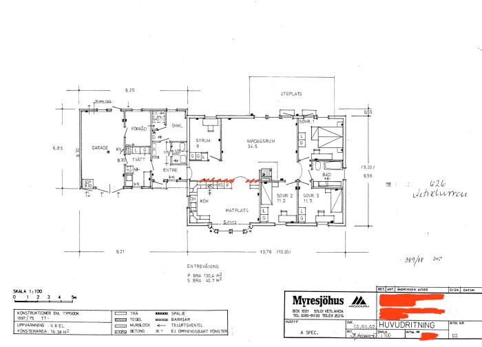 Planritning av ett hus med rödmarkerad vägg som ska rivas mellan kök och vardagsrum.