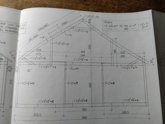 Blueprint of a roof structure with dimensions, beam specifications, and angles detailed.