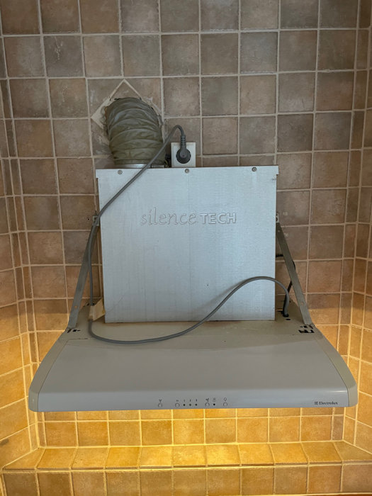 Kökshuva från Electrolux med texten "silence tech" på väggkåpa, mot kakelvägg.