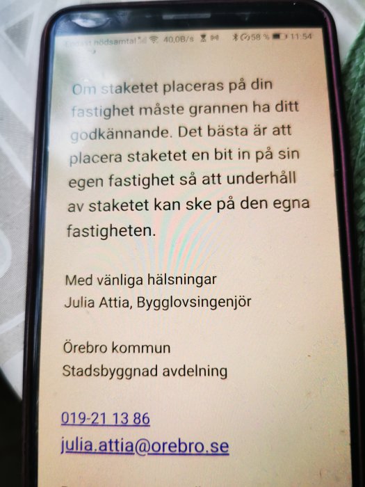 Skärmbild av ett e-postmeddelande med rådgivning om placering av staket från Julia Attia, Bygglovsingenjör.