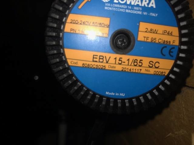 Närkuv på etiketten på en cirkulationspump med tekniska specifikationer och modellnummer EBV 15-1/65 SC.