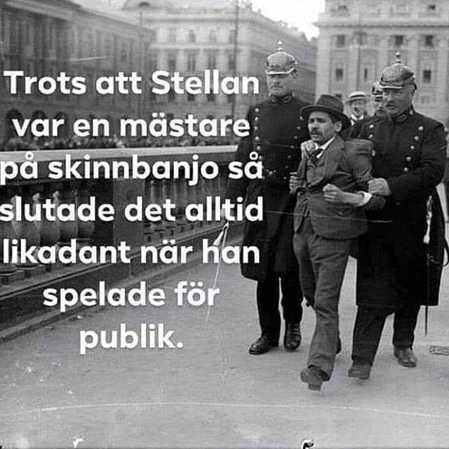 Svartvit bild av två poliser som grips en man, med humoristisk text om banjospel.