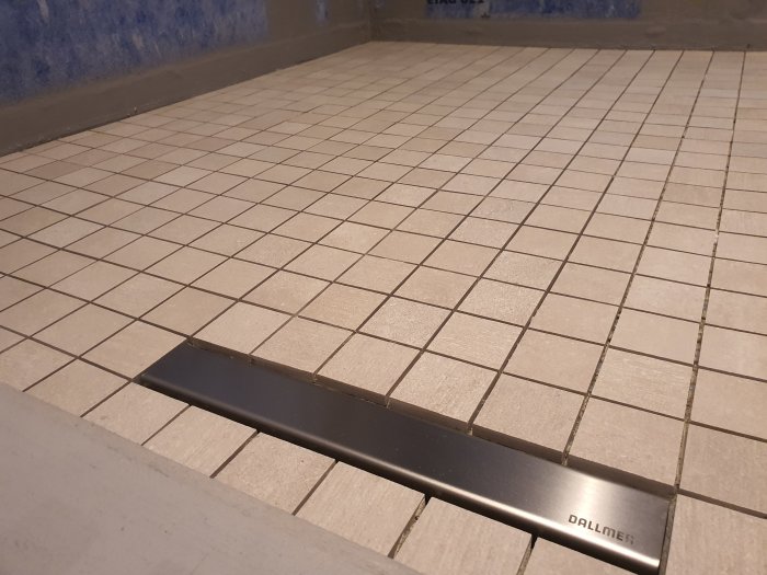 Mosaik av Emilceramicas Be-Square Sand kakel i duschen med matt rektifierad yta och välpassad vid brunn.