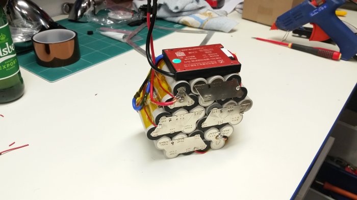 Egengjort batteripaket med svetsade celler och en BMS för elcykel på arbetsbord.