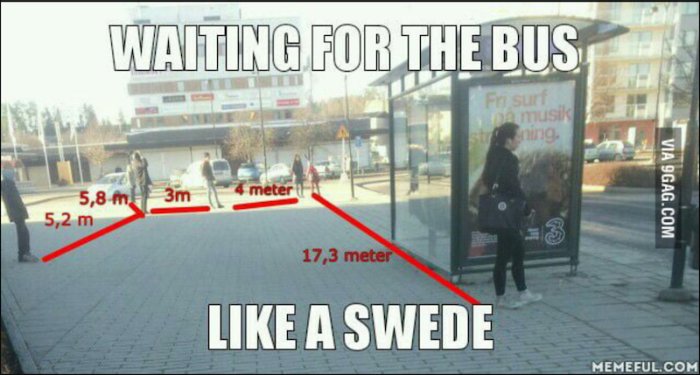 Människor som väntar på bussen med stora avstånd emellan, humoristisk text om svenskt beteende.