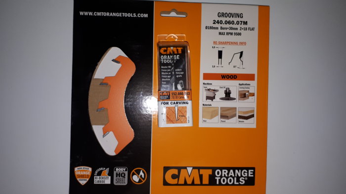 Förpackning av CMT Orange Tools med en fräsinsats och information om användning på trä.