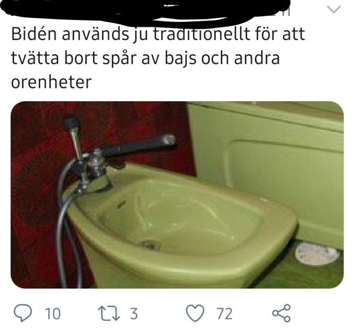 En gul bidé intill en toalett mot en bakgrund av röd tapet.