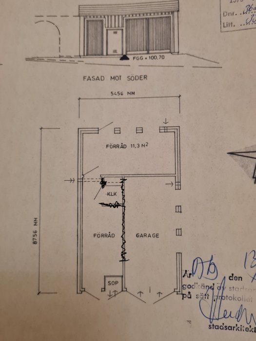 Ritning av garage med markerad vägg (svart) som är föreslagen för rivning, inklusive måttangivelser.