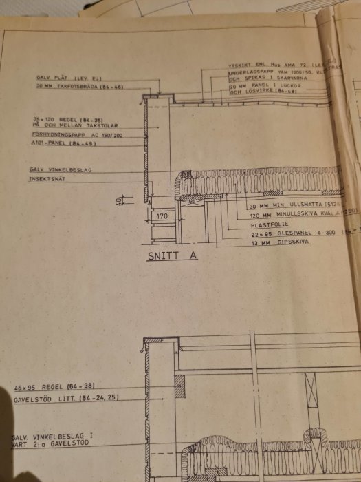 Arkitektoniska ritningar av ett taksnitt med detaljerade mått och materialspecifikationer.