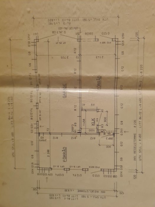 Arkitektonisk ritning av ett tak med mått och tekniska detaljer.