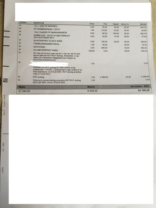 En anonymiserad faktura för VVS-arbete och material med specificerade kostnader och totalsumma.