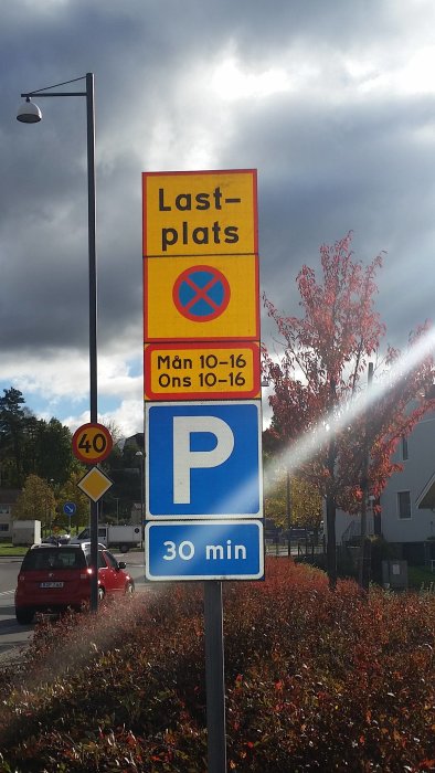 Parkeringsskylt med 30 minuters begränsning och stoppförbud under vissa tider på måndag och onsdag.