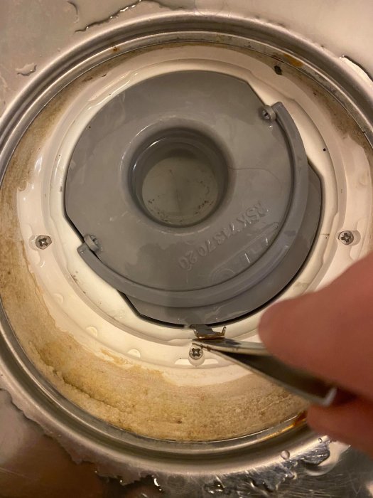 Hand visar glapp mellan vattenlås och avlopp i handfat, potentiellt felstorlek eller trasig o-ring.