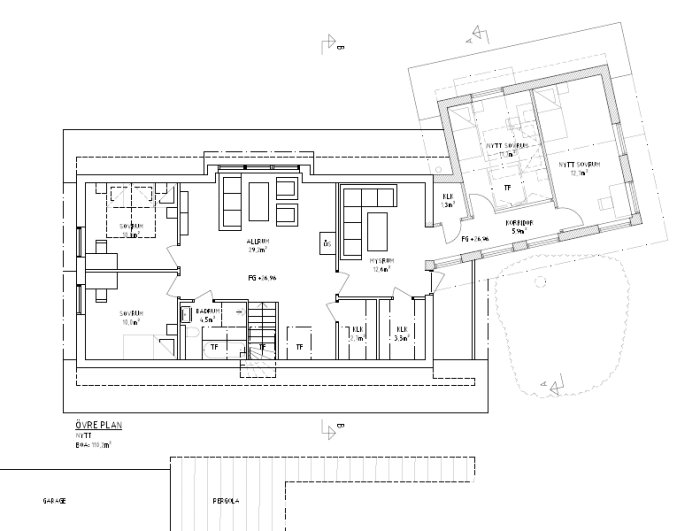 Övre planritning av hus med ny tillbyggnad, inklusive mått och rumsindelning.