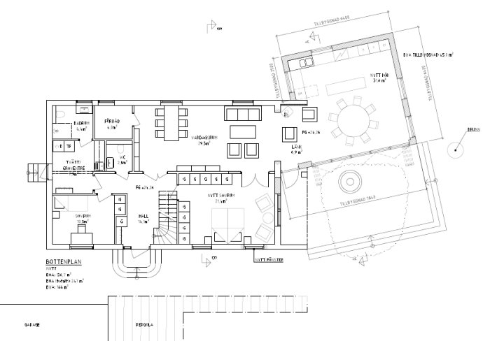 Arkitektonisk ritning av enplanshus med ny utbyggnad, inklusive mått och layout för rum och möbler.