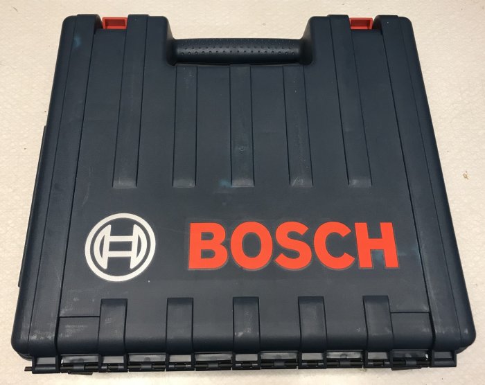 Svart Bosch verktygslåda med röd och vit logotyp, erbjuds till försäljning.