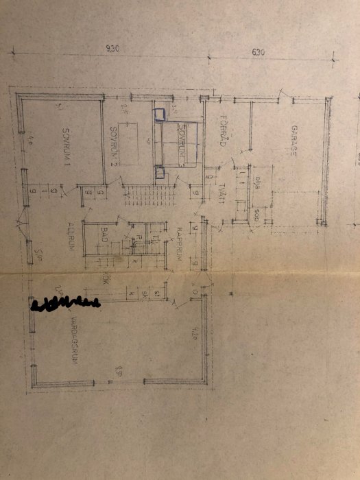 Ritning av en husplan med markerat kök och vardagsrum för att visa öppningsmöjligheten.