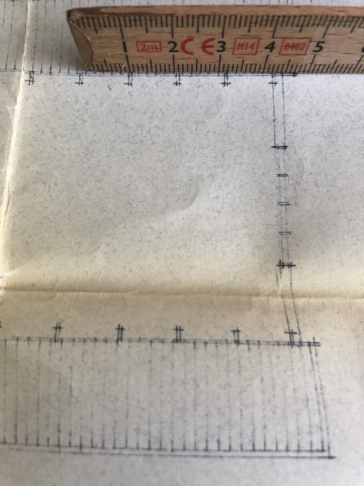 En närbild av en byggritning med markerade takstolar och mätverktyg som visar längden 4,2 meter.