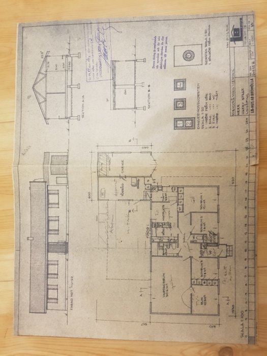 Arkitektritningar för ett hus, med delar markerade i rött för rivning.