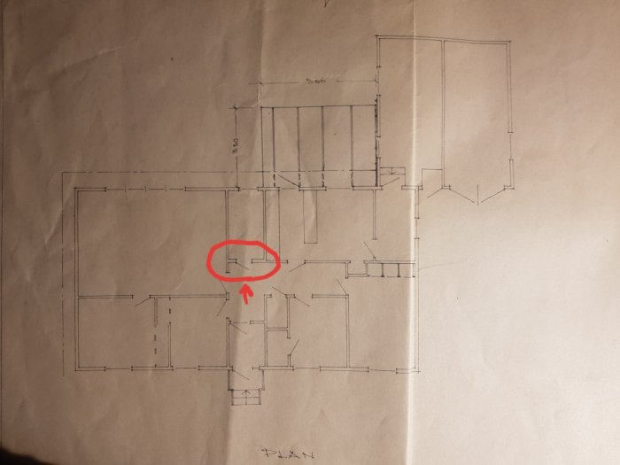 Ritning av en husplan med ett inringat område som markerar en tunn vägg och ett inbyggt skafferi.