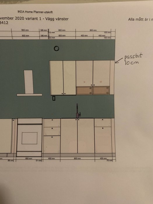 Ritning av ett Ikea-kök med Vita Veddinge luckor och måttangivelser för skåp och passbitar samt en väggfläkt.