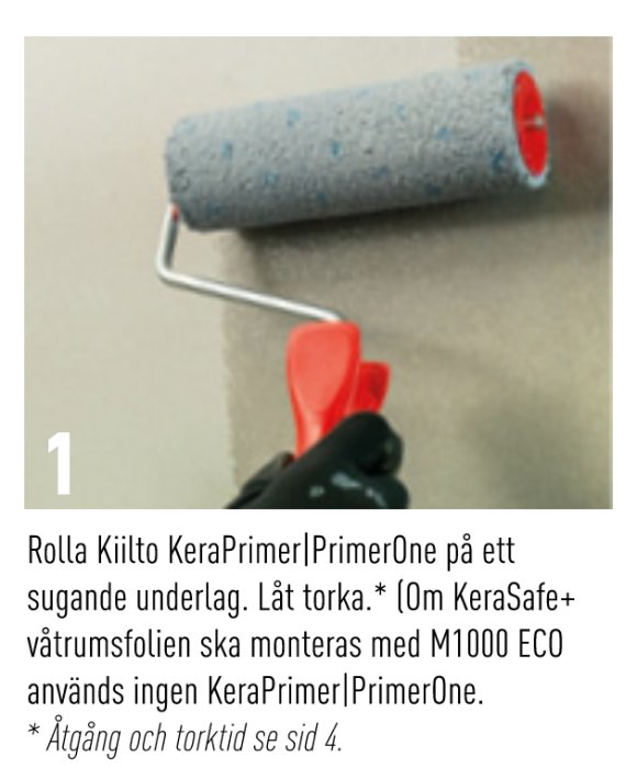 En hand som håller i en målarroller medan den applicerar primer på en vägg.