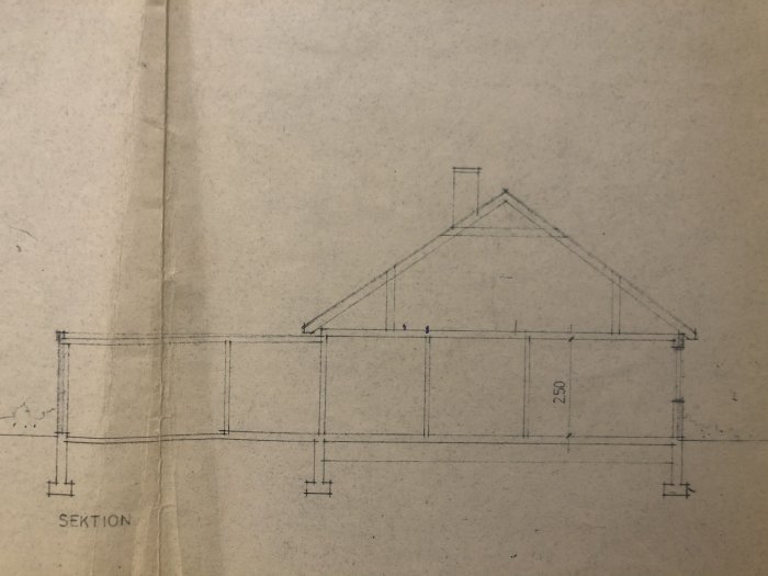 Sektionsritning av hus byggt 1971 med måttangivelser på en beige botten.