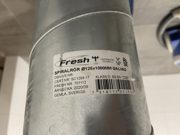 Etikett på 125mm Fresh spirorör som visar produktinformation och storlek, monterat i tak.