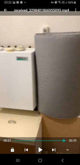 Värmepump och varmvattenberedare i ett pannrum, del av en hemrenovering.