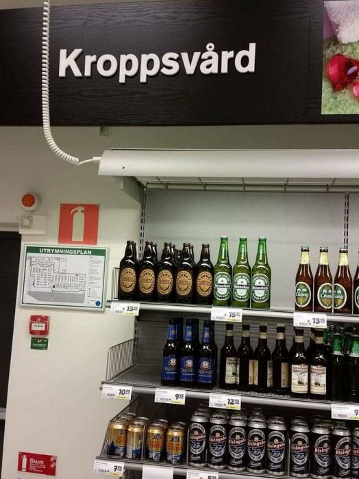 Butikshylla under skylt med texten "Kroppsvård" visar en rad flaskor och burkar öl.