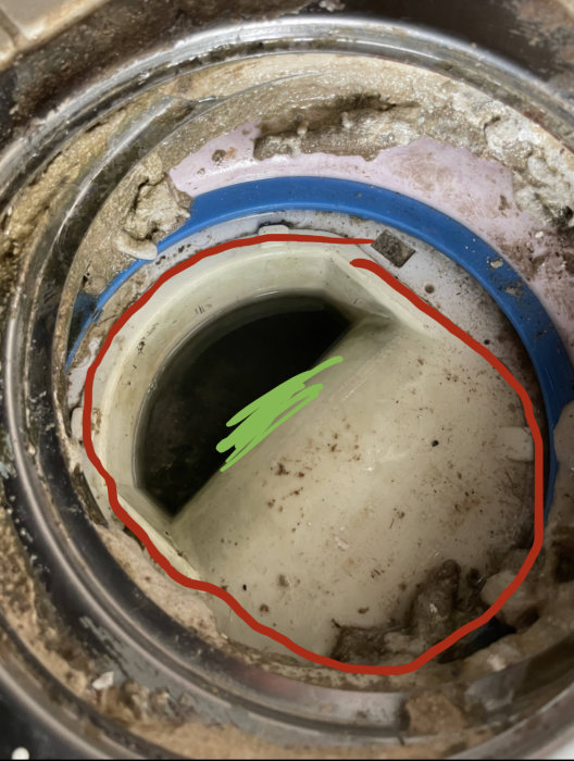 En smutsig avloppsdetalj med en röd inringad del och en grön markering för lyftpunkten.